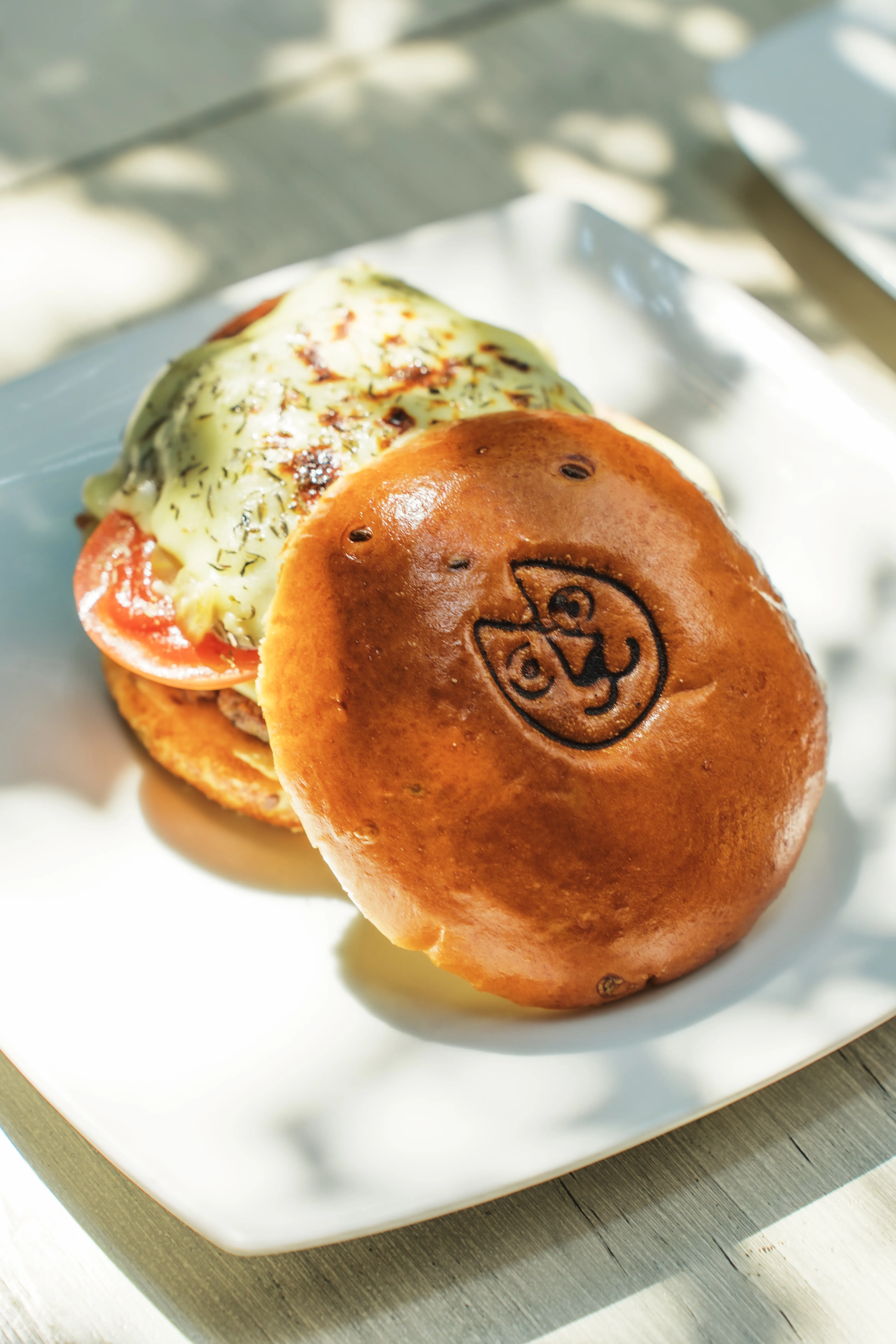 Hamburguesa Primos con la cara del gato sellada en el pan artesanal